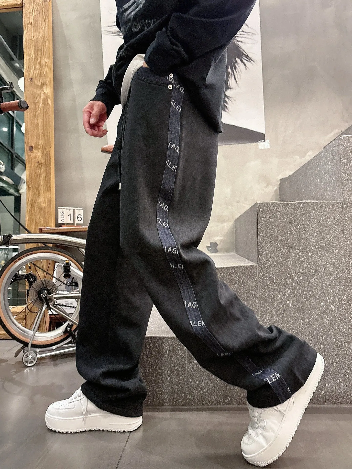 Balenciaga 🆕2026 Autumn and Winter New Arrival Casual Pants! The official website will be released simultaneously. Brand Classic LOGO casual pants, customized fabrics, excellent comfort and strong touch. Highly recognisable, perfect appearance and craftsmanship. Size:M-3XL